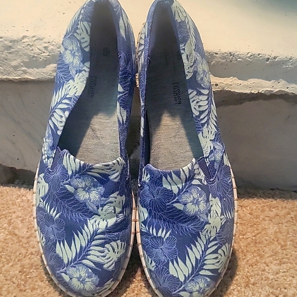 Cloudsteppers by Clarks Blue Tropical leaf print slip on shoes Sneakers size 7.5
